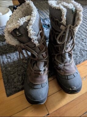 Kamik Women's Grey and Brown Insulated Lace-Up Winter Boots